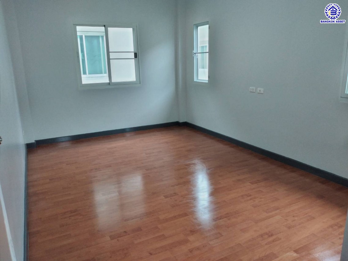 บ้านเดี่ยวมือสองนนทบุรี โครงการ กฤษณา พระราม5-กาญจนาภิเษก เนื้อที่ 64 ตร.ว. พื้นที่ใช้อสอย 160 ตร.ม. ฟังก์ชัน 3 ห้องนอน 3 ห้องน้ำ 2 ที่จอดรถ พร้อมเข้าอยู่ ทำเลดีโครงการติดถนนใหญ่ "กาญจนาภิเษก" เชื่อมต่อได้หลายเส้นทางทั้ง ถนนบางบัวทอง ถนนนครอินทร์ ใกล้เซ็นทรัลเวสต์เกต และจุดขึ้นทางด่วน "ศรีรัช"...