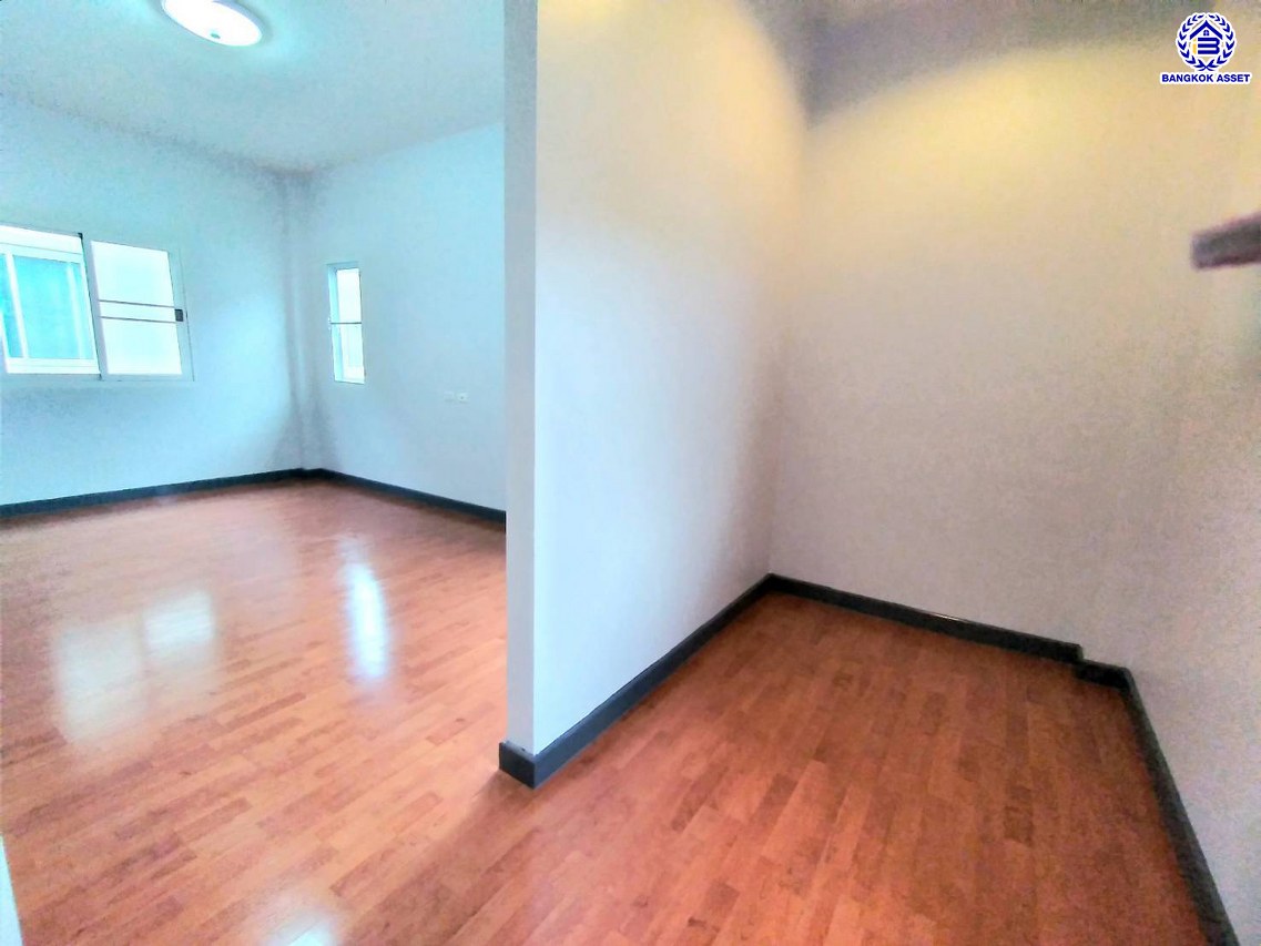 บ้านเดี่ยวมือสองนนทบุรี โครงการ กฤษณา พระราม5-กาญจนาภิเษก เนื้อที่ 64 ตร.ว. พื้นที่ใช้อสอย 160 ตร.ม. ฟังก์ชัน 3 ห้องนอน 3 ห้องน้ำ 2 ที่จอดรถ พร้อมเข้าอยู่ ทำเลดีโครงการติดถนนใหญ่ "กาญจนาภิเษก" เชื่อมต่อได้หลายเส้นทางทั้ง ถนนบางบัวทอง ถนนนครอินทร์ ใกล้เซ็นทรัลเวสต์เกต และจุดขึ้นทางด่วน "ศรีรัช"...