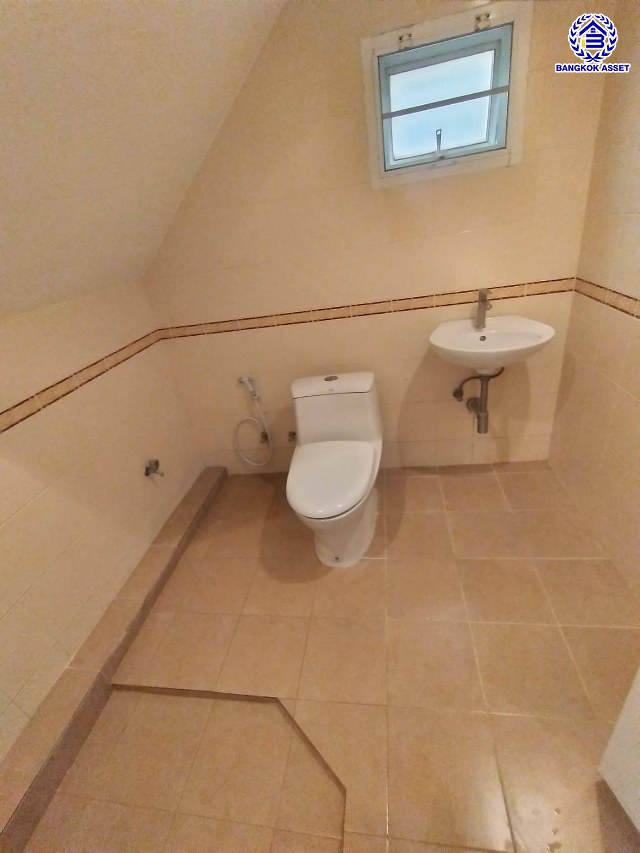 บ้านเดี่ยวมือสองนนทบุรี โครงการ กฤษณา พระราม5-กาญจนาภิเษก เนื้อที่ 64 ตร.ว. พื้นที่ใช้อสอย 160 ตร.ม. ฟังก์ชัน 3 ห้องนอน 3 ห้องน้ำ 2 ที่จอดรถ พร้อมเข้าอยู่ ทำเลดีโครงการติดถนนใหญ่ "กาญจนาภิเษก" เชื่อมต่อได้หลายเส้นทางทั้ง ถนนบางบัวทอง ถนนนครอินทร์ ใกล้เซ็นทรัลเวสต์เกต และจุดขึ้นทางด่วน "ศรีรัช"...