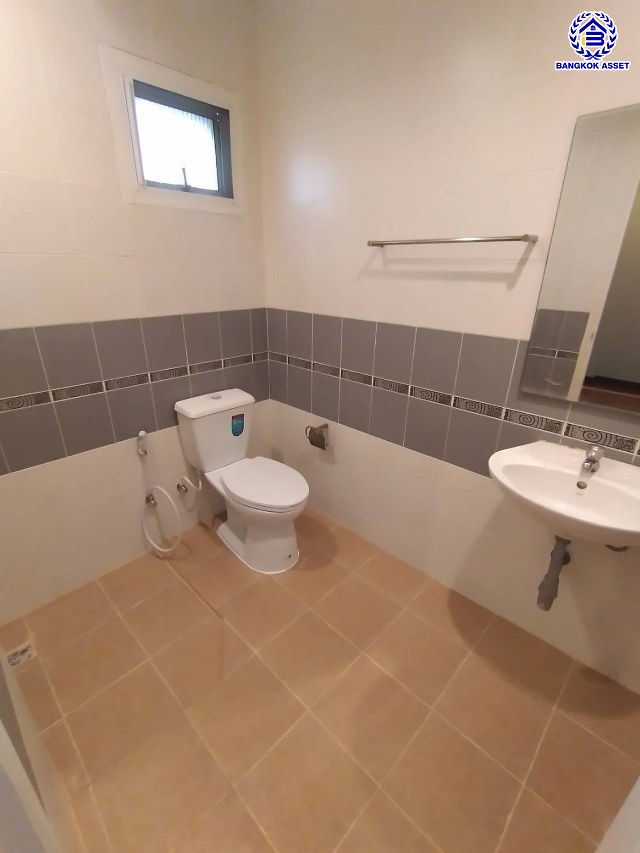 บ้านเดี่ยวมือสองนนทบุรี โครงการ กฤษณา พระราม5-กาญจนาภิเษก เนื้อที่ 64 ตร.ว. พื้นที่ใช้อสอย 160 ตร.ม. ฟังก์ชัน 3 ห้องนอน 3 ห้องน้ำ 2 ที่จอดรถ พร้อมเข้าอยู่ ทำเลดีโครงการติดถนนใหญ่ "กาญจนาภิเษก" เชื่อมต่อได้หลายเส้นทางทั้ง ถนนบางบัวทอง ถนนนครอินทร์ ใกล้เซ็นทรัลเวสต์เกต และจุดขึ้นทางด่วน "ศรีรัช"...