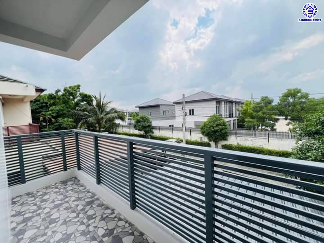 บ้านเดี่ยวมือสองนนทบุรี โครงการ กฤษณา พระราม5-กาญจนาภิเษก เนื้อที่ 64 ตร.ว. พื้นที่ใช้อสอย 160 ตร.ม. ฟังก์ชัน 3 ห้องนอน 3 ห้องน้ำ 2 ที่จอดรถ พร้อมเข้าอยู่ ทำเลดีโครงการติดถนนใหญ่ "กาญจนาภิเษก" เชื่อมต่อได้หลายเส้นทางทั้ง ถนนบางบัวทอง ถนนนครอินทร์ ใกล้เซ็นทรัลเวสต์เกต และจุดขึ้นทางด่วน "ศรีรัช"...