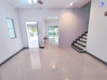 บ้านเดี่ยวมือสองนนทบุรี โครงการ กฤษณา พระราม5-กาญจนาภิเษก เนื้อที่ 64 ตร.ว. พื้นที่ใช้อสอย 160 ตร.ม. ฟังก์ชัน 3 ห้องนอน 3 ห้องน้ำ 2 ที่จอดรถ พร้อมเข้าอยู่ ทำเลดีโครงการติดถนนใหญ่ "กาญจนาภิเษก" เชื่อมต่อได้หลายเส้นทางทั้ง ถนนบางบัวทอง ถนนนครอินทร์ ใกล้เซ็นทรัลเวสต์เกต และจุดขึ้นทางด่วน "ศรีรัช"...