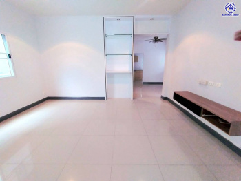 บ้านเดี่ยวมือสองนนทบุรี โครงการ กฤษณา พระราม5-กาญจนาภิเษก เนื้อที่ 64 ตร.ว. พื้นที่ใช้อสอย 160 ตร.ม. ฟังก์ชัน 3 ห้องนอน 3 ห้องน้ำ 2 ที่จอดรถ พร้อมเข้าอยู่ ทำเลดีโครงการติดถนนใหญ่ "กาญจนาภิเษก" เชื่อมต่อได้หลายเส้นทางทั้ง ถนนบางบัวทอง ถนนนครอินทร์ ใกล้เซ็นทรัลเวสต์เกต และจุดขึ้นทางด่วน "ศรีรัช"...