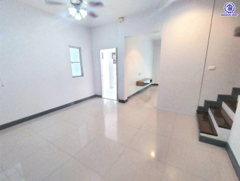 บ้านเดี่ยวมือสองนนทบุรี โครงการ กฤษณา พระราม5-กาญจนาภิเษก เนื้อที่ 64 ตร.ว. พื้นที่ใช้อสอย 160 ตร.ม. ฟังก์ชัน 3 ห้องนอน 3 ห้องน้ำ 2 ที่จอดรถ พร้อมเข้าอยู่ ทำเลดีโครงการติดถนนใหญ่ "กาญจนาภิเษก" เชื่อมต่อได้หลายเส้นทางทั้ง ถนนบางบัวทอง ถนนนครอินทร์ ใกล้เซ็นทรัลเวสต์เกต และจุดขึ้นทางด่วน "ศรีรัช"...