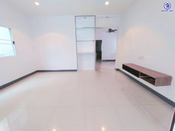 บ้านเดี่ยวมือสองนนทบุรี โครงการ กฤษณา พระราม5-กาญจนาภิเษก เนื้อที่ 64 ตร.ว. พื้นที่ใช้อสอย 160 ตร.ม. ฟังก์ชัน 3 ห้องนอน 3 ห้องน้ำ 2 ที่จอดรถ พร้อมเข้าอยู่ ทำเลดีโครงการติดถนนใหญ่ "กาญจนาภิเษก" เชื่อมต่อได้หลายเส้นทางทั้ง ถนนบางบัวทอง ถนนนครอินทร์ ใกล้เซ็นทรัลเวสต์เกต และจุดขึ้นทางด่วน "ศรีรัช"...