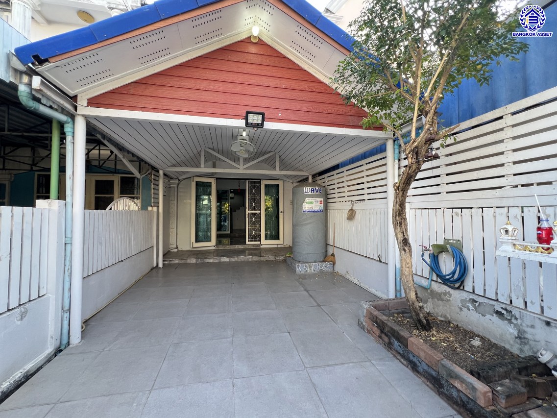 ทาวน์เฮ้าส์มือสองนนทบุรี โครงการ วิโรจน์วิลล์ บางบัวทอง เนื้อที่กว้าง 20 ตร.ว. พื้นที่ใช้สอย 85 ตร.ม. ฟังก์ชัน 2 ห้องนอน 2 ห้องน้ำ 1 ที่จอดรถ บนทำเลแห่งการเดินทาง เชื่อมต่อถนนบ้านกล้วย-ไทรน้อย, ถนนกาญจณาภิเษก ใกล้รถไฟฟ้าสายสีม่วง "สถานีคลองบางไผ่" และ จุดขึ้นทางด่วน "กาญจนาภิเษก"