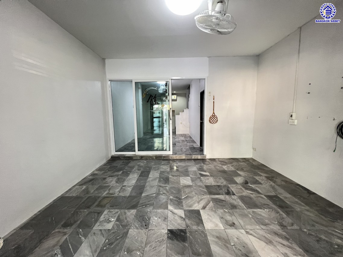 ทาวน์เฮ้าส์มือสองนนทบุรี โครงการ วิโรจน์วิลล์ บางบัวทอง เนื้อที่กว้าง 20 ตร.ว. พื้นที่ใช้สอย 85 ตร.ม. ฟังก์ชัน 2 ห้องนอน 2 ห้องน้ำ 1 ที่จอดรถ บนทำเลแห่งการเดินทาง เชื่อมต่อถนนบ้านกล้วย-ไทรน้อย, ถนนกาญจณาภิเษก ใกล้รถไฟฟ้าสายสีม่วง "สถานีคลองบางไผ่" และ จุดขึ้นทางด่วน "กาญจนาภิเษก"