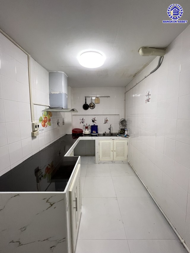 ทาวน์เฮ้าส์มือสองนนทบุรี โครงการ วิโรจน์วิลล์ บางบัวทอง เนื้อที่กว้าง 20 ตร.ว. พื้นที่ใช้สอย 85 ตร.ม. ฟังก์ชัน 2 ห้องนอน 2 ห้องน้ำ 1 ที่จอดรถ บนทำเลแห่งการเดินทาง เชื่อมต่อถนนบ้านกล้วย-ไทรน้อย, ถนนกาญจณาภิเษก ใกล้รถไฟฟ้าสายสีม่วง "สถานีคลองบางไผ่" และ จุดขึ้นทางด่วน "กาญจนาภิเษก"