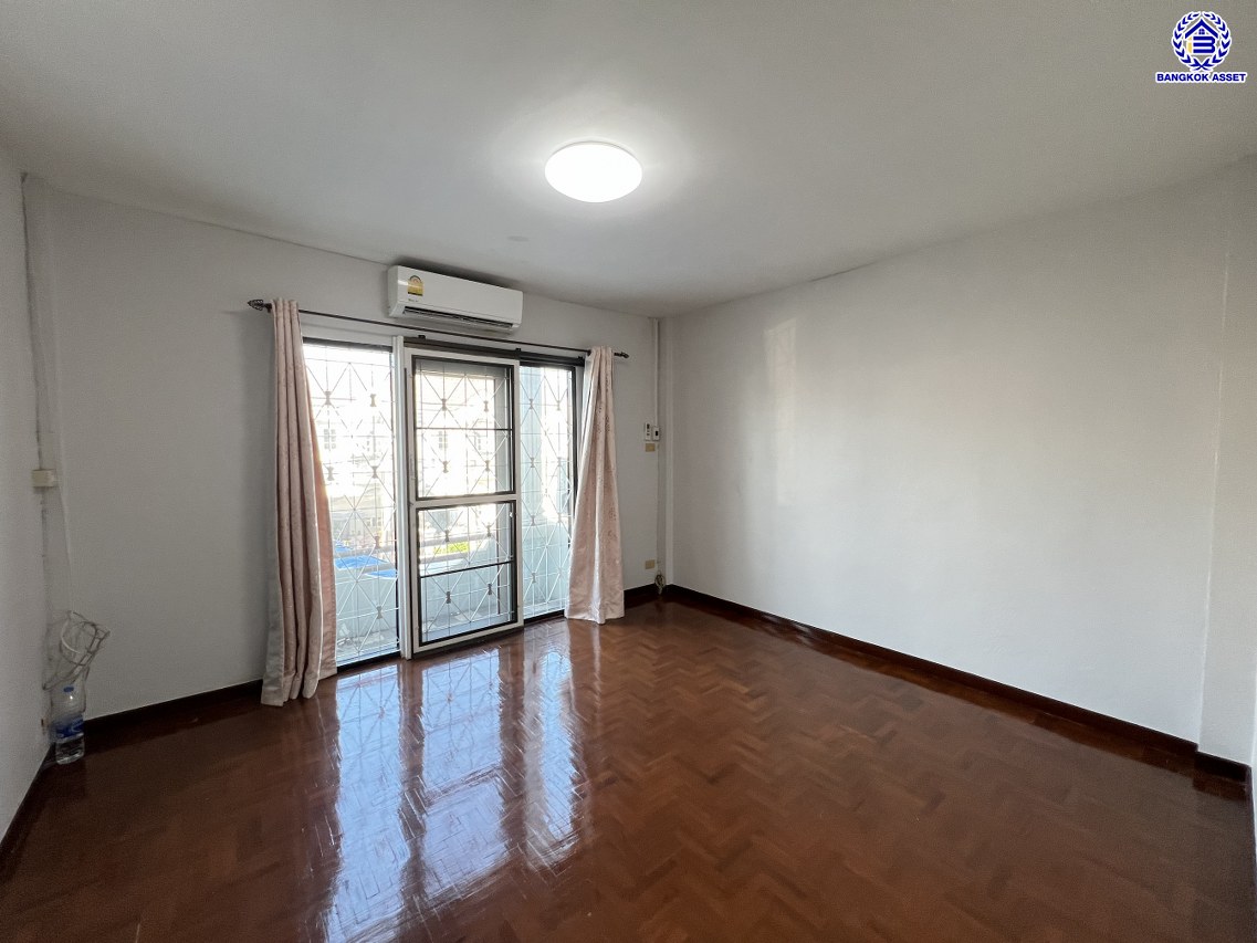 ทาวน์เฮ้าส์มือสองนนทบุรี โครงการ วิโรจน์วิลล์ บางบัวทอง เนื้อที่กว้าง 20 ตร.ว. พื้นที่ใช้สอย 85 ตร.ม. ฟังก์ชัน 2 ห้องนอน 2 ห้องน้ำ 1 ที่จอดรถ บนทำเลแห่งการเดินทาง เชื่อมต่อถนนบ้านกล้วย-ไทรน้อย, ถนนกาญจณาภิเษก ใกล้รถไฟฟ้าสายสีม่วง "สถานีคลองบางไผ่" และ จุดขึ้นทางด่วน "กาญจนาภิเษก"