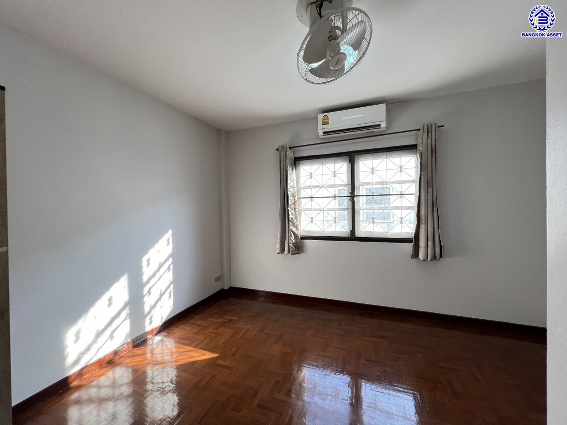 ทาวน์เฮ้าส์มือสองนนทบุรี โครงการ วิโรจน์วิลล์ บางบัวทอง เนื้อที่กว้าง 20 ตร.ว. พื้นที่ใช้สอย 85 ตร.ม. ฟังก์ชัน 2 ห้องนอน 2 ห้องน้ำ 1 ที่จอดรถ บนทำเลแห่งการเดินทาง เชื่อมต่อถนนบ้านกล้วย-ไทรน้อย, ถนนกาญจณาภิเษก ใกล้รถไฟฟ้าสายสีม่วง "สถานีคลองบางไผ่" และ จุดขึ้นทางด่วน "กาญจนาภิเษก"