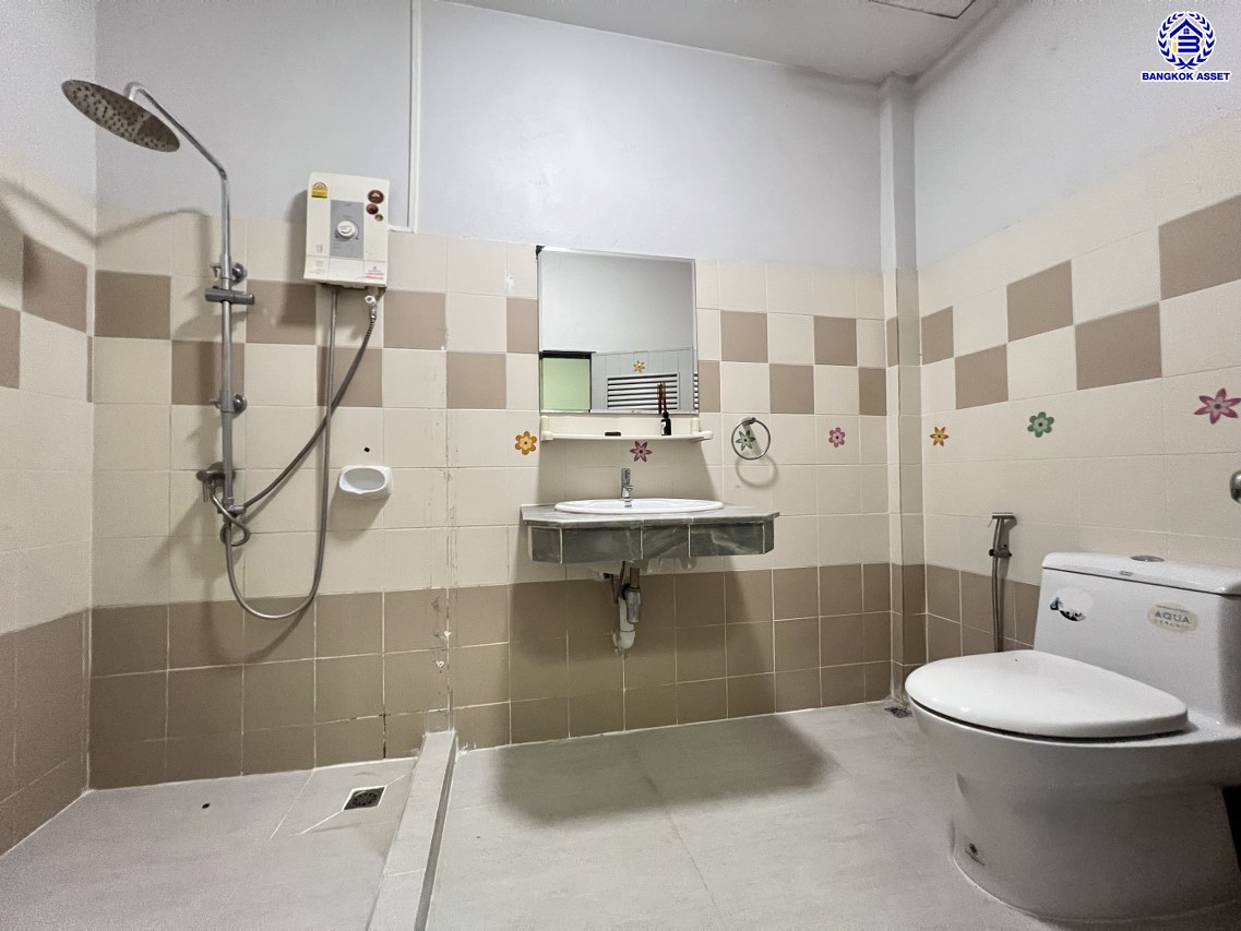 ทาวน์เฮ้าส์มือสองนนทบุรี โครงการ วิโรจน์วิลล์ บางบัวทอง เนื้อที่กว้าง 20 ตร.ว. พื้นที่ใช้สอย 85 ตร.ม. ฟังก์ชัน 2 ห้องนอน 2 ห้องน้ำ 1 ที่จอดรถ บนทำเลแห่งการเดินทาง เชื่อมต่อถนนบ้านกล้วย-ไทรน้อย, ถนนกาญจณาภิเษก ใกล้รถไฟฟ้าสายสีม่วง "สถานีคลองบางไผ่" และ จุดขึ้นทางด่วน "กาญจนาภิเษก"