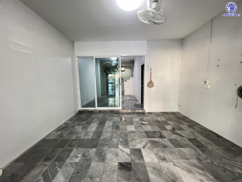 ทาวน์เฮ้าส์มือสองนนทบุรี โครงการ วิโรจน์วิลล์ บางบัวทอง เนื้อที่กว้าง 20 ตร.ว. พื้นที่ใช้สอย 85 ตร.ม. ฟังก์ชัน 2 ห้องนอน 2 ห้องน้ำ 1 ที่จอดรถ บนทำเลแห่งการเดินทาง เชื่อมต่อถนนบ้านกล้วย-ไทรน้อย, ถนนกาญจณาภิเษก ใกล้รถไฟฟ้าสายสีม่วง "สถานีคลองบางไผ่" และ จุดขึ้นทางด่วน "กาญจนาภิเษก"