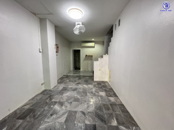 ทาวน์เฮ้าส์มือสองนนทบุรี โครงการ วิโรจน์วิลล์ บางบัวทอง เนื้อที่กว้าง 20 ตร.ว. พื้นที่ใช้สอย 85 ตร.ม. ฟังก์ชัน 2 ห้องนอน 2 ห้องน้ำ 1 ที่จอดรถ บนทำเลแห่งการเดินทาง เชื่อมต่อถนนบ้านกล้วย-ไทรน้อย, ถนนกาญจณาภิเษก ใกล้รถไฟฟ้าสายสีม่วง "สถานีคลองบางไผ่" และ จุดขึ้นทางด่วน "กาญจนาภิเษก"