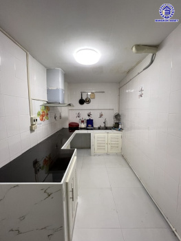 ทาวน์เฮ้าส์มือสองนนทบุรี โครงการ วิโรจน์วิลล์ บางบัวทอง เนื้อที่กว้าง 20 ตร.ว. พื้นที่ใช้สอย 85 ตร.ม. ฟังก์ชัน 2 ห้องนอน 2 ห้องน้ำ 1 ที่จอดรถ บนทำเลแห่งการเดินทาง เชื่อมต่อถนนบ้านกล้วย-ไทรน้อย, ถนนกาญจณาภิเษก ใกล้รถไฟฟ้าสายสีม่วง "สถานีคลองบางไผ่" และ จุดขึ้นทางด่วน "กาญจนาภิเษก"