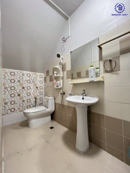 ทาวน์เฮ้าส์มือสองนนทบุรี โครงการ วิโรจน์วิลล์ บางบัวทอง เนื้อที่กว้าง 20 ตร.ว. พื้นที่ใช้สอย 85 ตร.ม. ฟังก์ชัน 2 ห้องนอน 2 ห้องน้ำ 1 ที่จอดรถ บนทำเลแห่งการเดินทาง เชื่อมต่อถนนบ้านกล้วย-ไทรน้อย, ถนนกาญจณาภิเษก ใกล้รถไฟฟ้าสายสีม่วง "สถานีคลองบางไผ่" และ จุดขึ้นทางด่วน "กาญจนาภิเษก"