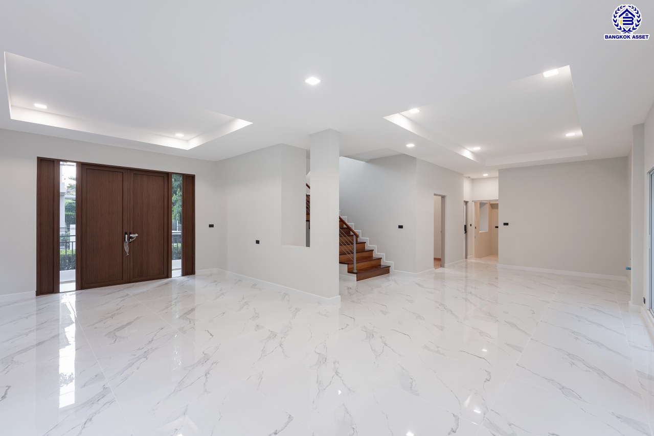 บ้านมือสองตกแต่งใหม่ โครงการ บางกอก บูเลอวาร์ด สาทร-ปิ่นเกล้า จาก SC ASSET เนื้อที่ 72.7 ตร.ว. บนพื้นที่ใช้สอยกว่า 330.08 ตร.ม. ฟังก์ชัน 4 ห้องนอน 4 ห้องน้ำ จอดรถได้ 3 คัน บนทำเลใจกลางราชพฤกษ์ ใกล้ห้างเซ็นทรัล เวสต์วิลล์, ทางพิเศษประจิมรัถยา พร้อมเชื่อมสู่สาทร-ปิ่นเกล้า ได้อย่างรวดเร็ว