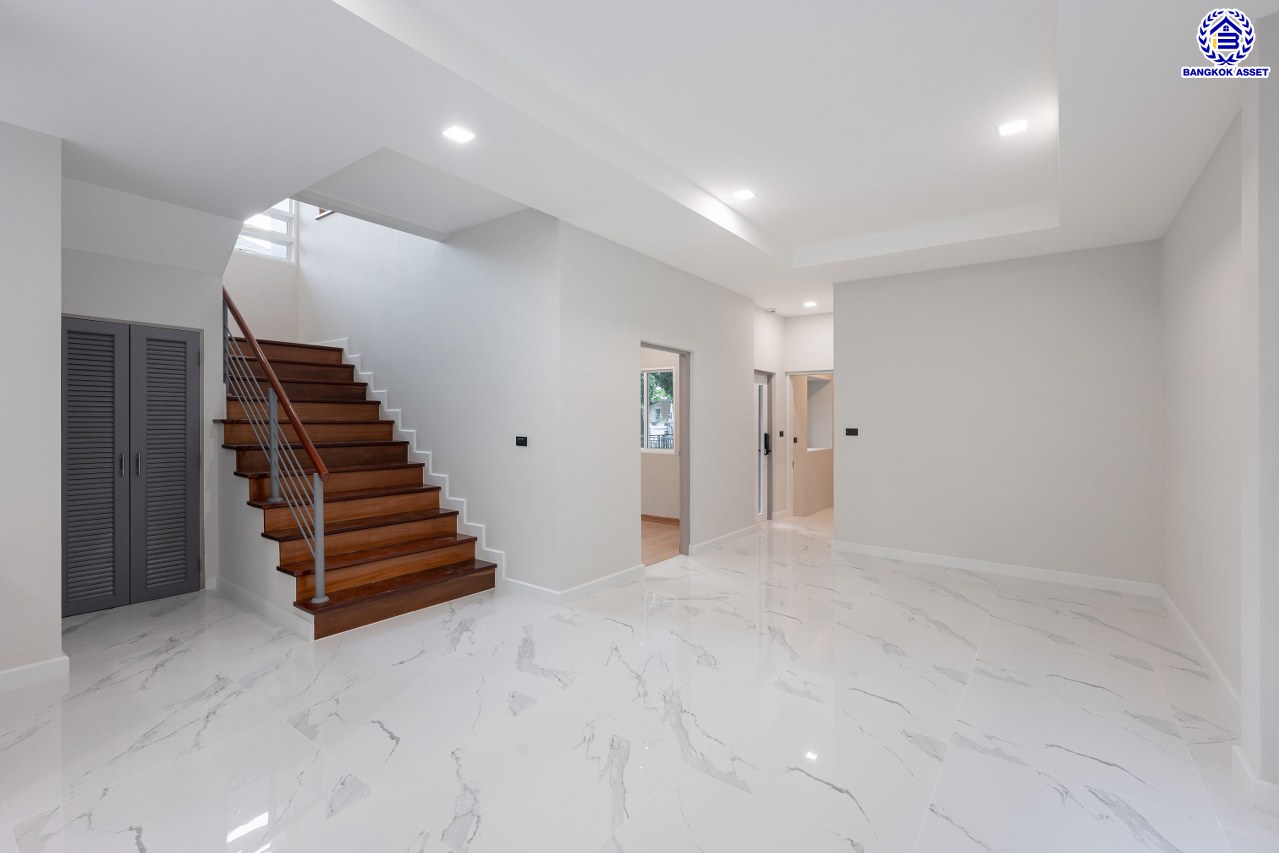 บ้านมือสองตกแต่งใหม่ โครงการ บางกอก บูเลอวาร์ด สาทร-ปิ่นเกล้า จาก SC ASSET เนื้อที่ 72.7 ตร.ว. บนพื้นที่ใช้สอยกว่า 330.08 ตร.ม. ฟังก์ชัน 4 ห้องนอน 4 ห้องน้ำ จอดรถได้ 3 คัน บนทำเลใจกลางราชพฤกษ์ ใกล้ห้างเซ็นทรัล เวสต์วิลล์, ทางพิเศษประจิมรัถยา พร้อมเชื่อมสู่สาทร-ปิ่นเกล้า ได้อย่างรวดเร็ว