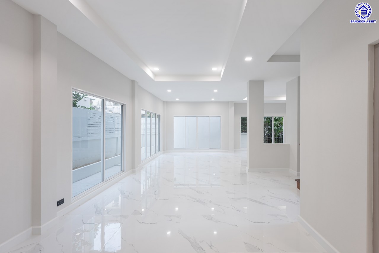 บ้านมือสองตกแต่งใหม่ โครงการ บางกอก บูเลอวาร์ด สาทร-ปิ่นเกล้า จาก SC ASSET เนื้อที่ 72.7 ตร.ว. บนพื้นที่ใช้สอยกว่า 330.08 ตร.ม. ฟังก์ชัน 4 ห้องนอน 4 ห้องน้ำ จอดรถได้ 3 คัน บนทำเลใจกลางราชพฤกษ์ ใกล้ห้างเซ็นทรัล เวสต์วิลล์, ทางพิเศษประจิมรัถยา พร้อมเชื่อมสู่สาทร-ปิ่นเกล้า ได้อย่างรวดเร็ว