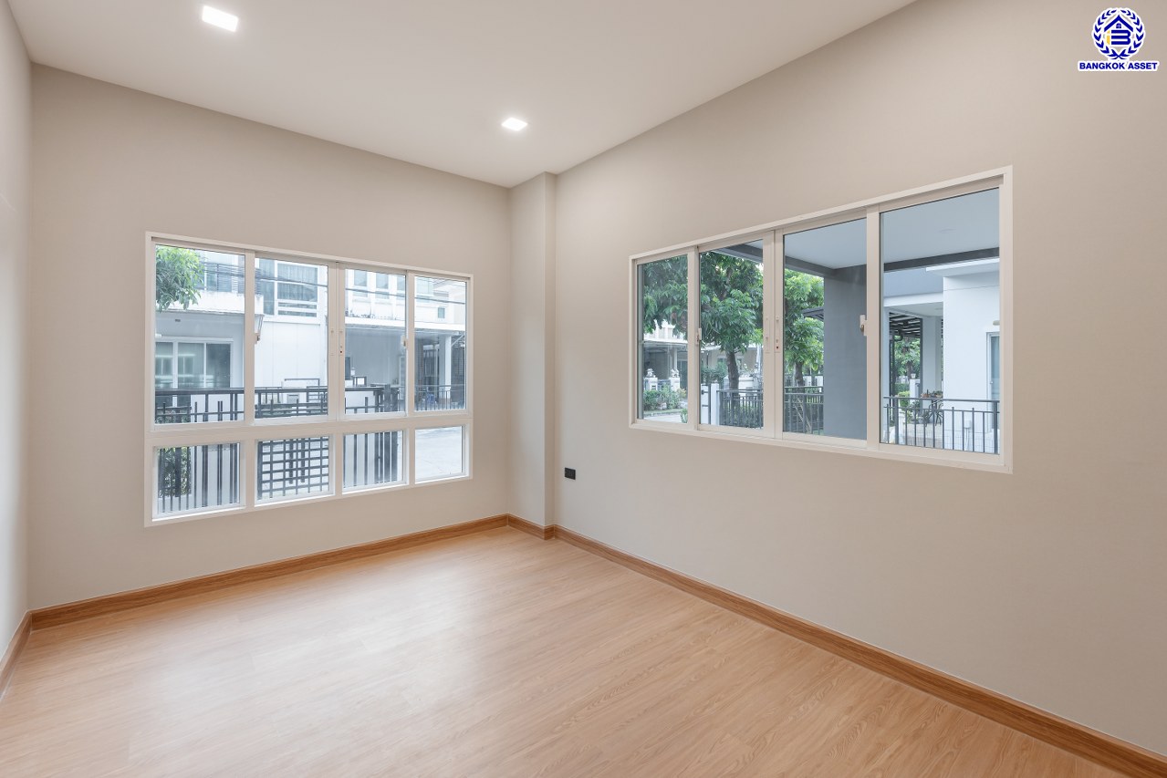 บ้านมือสองตกแต่งใหม่ โครงการ บางกอก บูเลอวาร์ด สาทร-ปิ่นเกล้า จาก SC ASSET เนื้อที่ 72.7 ตร.ว. บนพื้นที่ใช้สอยกว่า 330.08 ตร.ม. ฟังก์ชัน 4 ห้องนอน 4 ห้องน้ำ จอดรถได้ 3 คัน บนทำเลใจกลางราชพฤกษ์ ใกล้ห้างเซ็นทรัล เวสต์วิลล์, ทางพิเศษประจิมรัถยา พร้อมเชื่อมสู่สาทร-ปิ่นเกล้า ได้อย่างรวดเร็ว