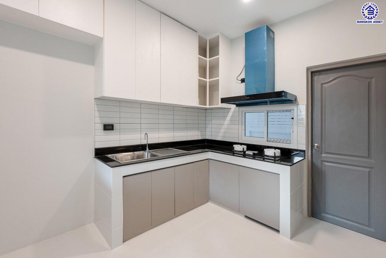 บ้านมือสองตกแต่งใหม่ โครงการ บางกอก บูเลอวาร์ด สาทร-ปิ่นเกล้า จาก SC ASSET เนื้อที่ 72.7 ตร.ว. บนพื้นที่ใช้สอยกว่า 330.08 ตร.ม. ฟังก์ชัน 4 ห้องนอน 4 ห้องน้ำ จอดรถได้ 3 คัน บนทำเลใจกลางราชพฤกษ์ ใกล้ห้างเซ็นทรัล เวสต์วิลล์, ทางพิเศษประจิมรัถยา พร้อมเชื่อมสู่สาทร-ปิ่นเกล้า ได้อย่างรวดเร็ว