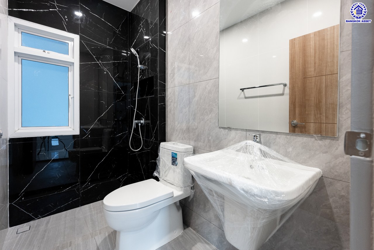 บ้านมือสองตกแต่งใหม่ โครงการ บางกอก บูเลอวาร์ด สาทร-ปิ่นเกล้า จาก SC ASSET เนื้อที่ 72.7 ตร.ว. บนพื้นที่ใช้สอยกว่า 330.08 ตร.ม. ฟังก์ชัน 4 ห้องนอน 4 ห้องน้ำ จอดรถได้ 3 คัน บนทำเลใจกลางราชพฤกษ์ ใกล้ห้างเซ็นทรัล เวสต์วิลล์, ทางพิเศษประจิมรัถยา พร้อมเชื่อมสู่สาทร-ปิ่นเกล้า ได้อย่างรวดเร็ว