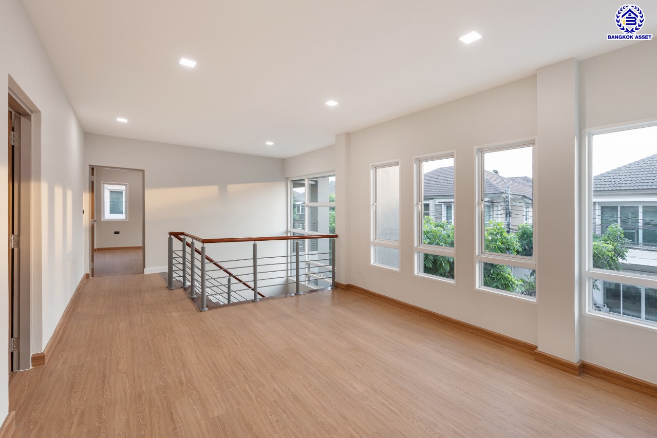 บ้านมือสองตกแต่งใหม่ โครงการ บางกอก บูเลอวาร์ด สาทร-ปิ่นเกล้า จาก SC ASSET เนื้อที่ 72.7 ตร.ว. บนพื้นที่ใช้สอยกว่า 330.08 ตร.ม. ฟังก์ชัน 4 ห้องนอน 4 ห้องน้ำ จอดรถได้ 3 คัน บนทำเลใจกลางราชพฤกษ์ ใกล้ห้างเซ็นทรัล เวสต์วิลล์, ทางพิเศษประจิมรัถยา พร้อมเชื่อมสู่สาทร-ปิ่นเกล้า ได้อย่างรวดเร็ว