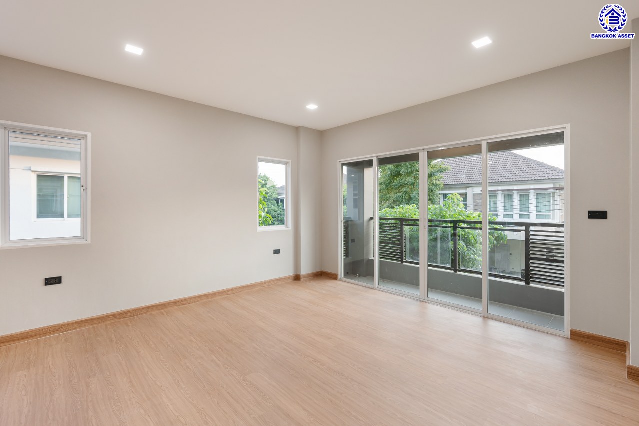 บ้านมือสองตกแต่งใหม่ โครงการ บางกอก บูเลอวาร์ด สาทร-ปิ่นเกล้า จาก SC ASSET เนื้อที่ 72.7 ตร.ว. บนพื้นที่ใช้สอยกว่า 330.08 ตร.ม. ฟังก์ชัน 4 ห้องนอน 4 ห้องน้ำ จอดรถได้ 3 คัน บนทำเลใจกลางราชพฤกษ์ ใกล้ห้างเซ็นทรัล เวสต์วิลล์, ทางพิเศษประจิมรัถยา พร้อมเชื่อมสู่สาทร-ปิ่นเกล้า ได้อย่างรวดเร็ว