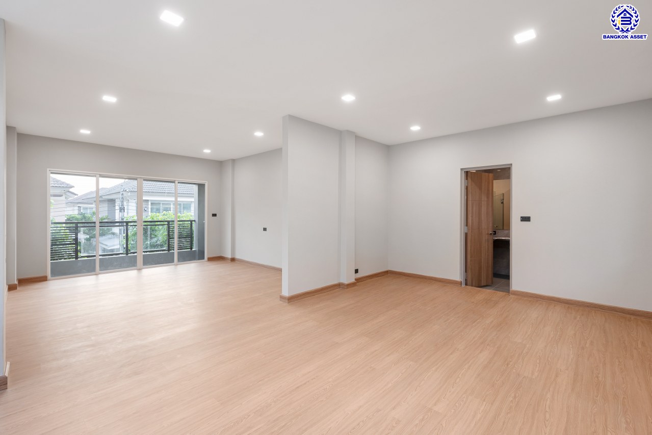 บ้านมือสองตกแต่งใหม่ โครงการ บางกอก บูเลอวาร์ด สาทร-ปิ่นเกล้า จาก SC ASSET เนื้อที่ 72.7 ตร.ว. บนพื้นที่ใช้สอยกว่า 330.08 ตร.ม. ฟังก์ชัน 4 ห้องนอน 4 ห้องน้ำ จอดรถได้ 3 คัน บนทำเลใจกลางราชพฤกษ์ ใกล้ห้างเซ็นทรัล เวสต์วิลล์, ทางพิเศษประจิมรัถยา พร้อมเชื่อมสู่สาทร-ปิ่นเกล้า ได้อย่างรวดเร็ว