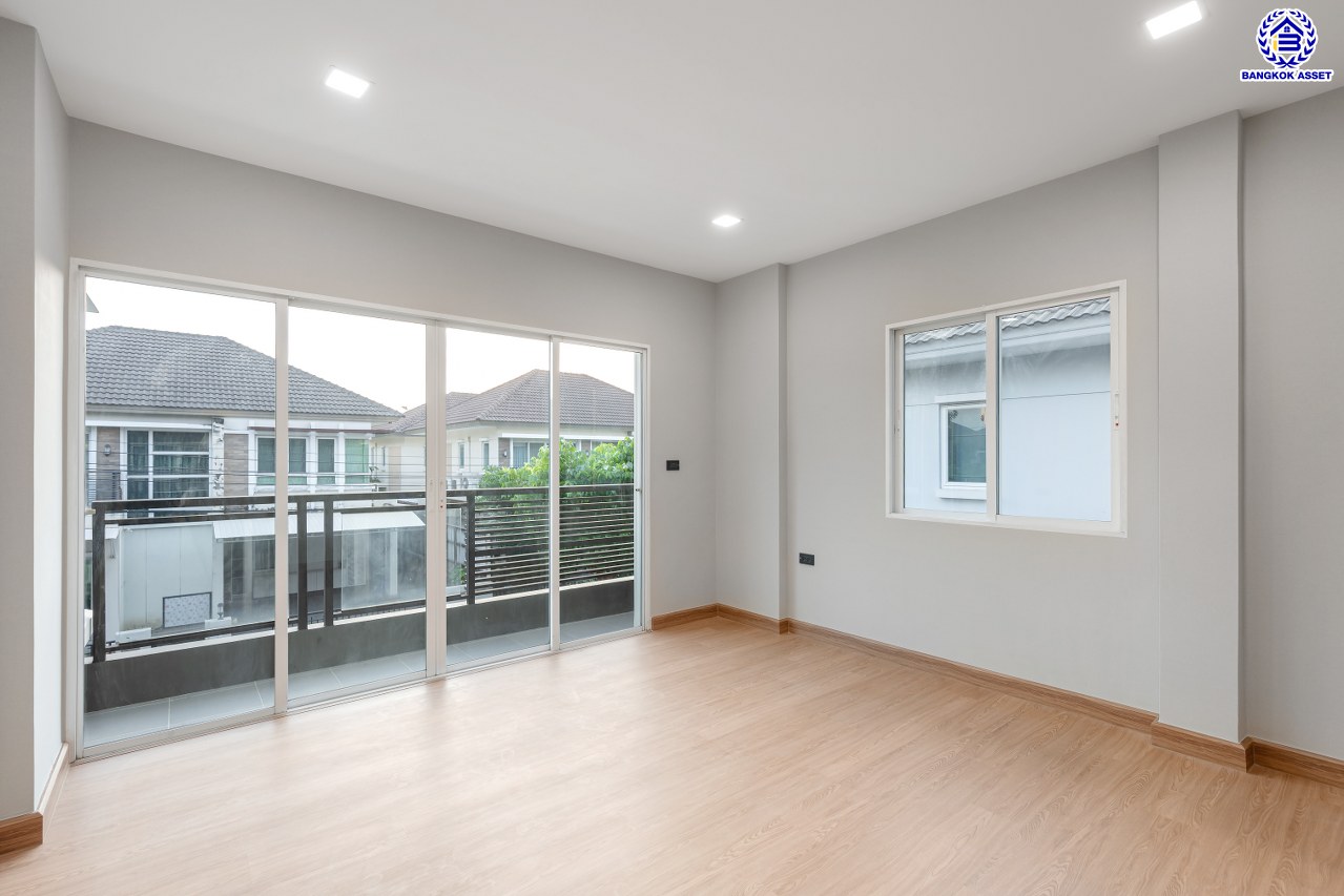 บ้านมือสองตกแต่งใหม่ โครงการ บางกอก บูเลอวาร์ด สาทร-ปิ่นเกล้า จาก SC ASSET เนื้อที่ 72.7 ตร.ว. บนพื้นที่ใช้สอยกว่า 330.08 ตร.ม. ฟังก์ชัน 4 ห้องนอน 4 ห้องน้ำ จอดรถได้ 3 คัน บนทำเลใจกลางราชพฤกษ์ ใกล้ห้างเซ็นทรัล เวสต์วิลล์, ทางพิเศษประจิมรัถยา พร้อมเชื่อมสู่สาทร-ปิ่นเกล้า ได้อย่างรวดเร็ว