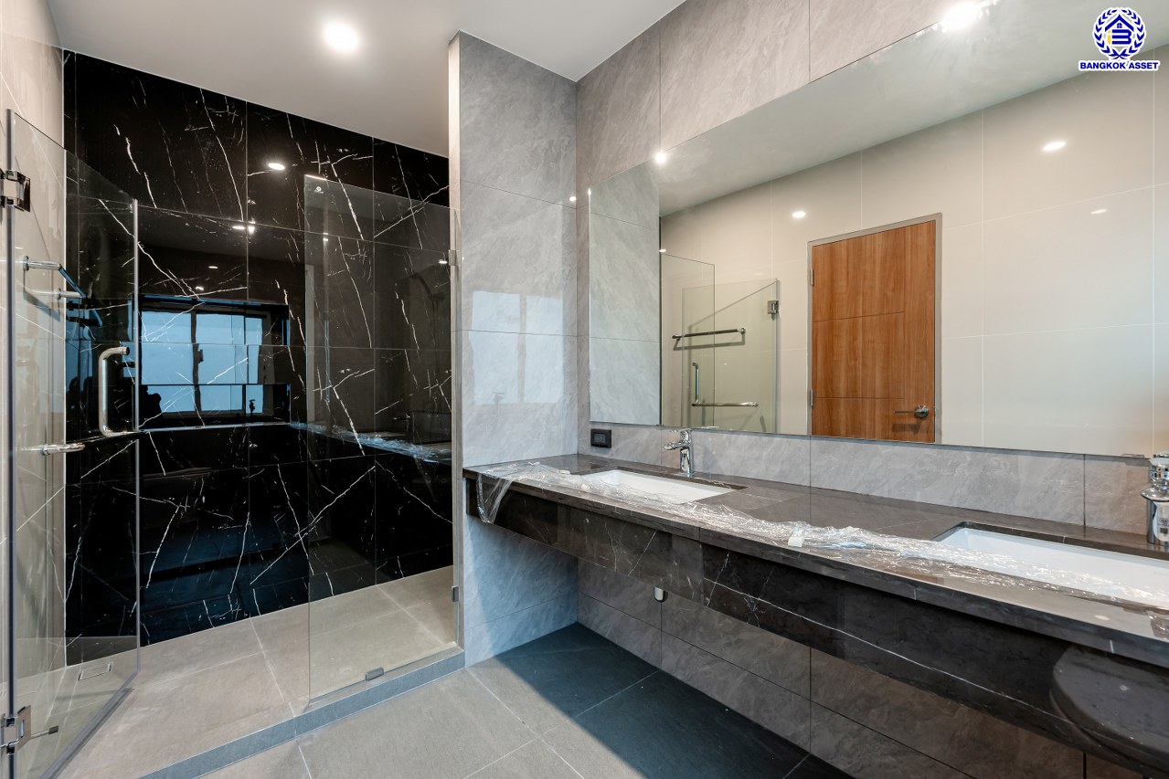 บ้านมือสองตกแต่งใหม่ โครงการ บางกอก บูเลอวาร์ด สาทร-ปิ่นเกล้า จาก SC ASSET เนื้อที่ 72.7 ตร.ว. บนพื้นที่ใช้สอยกว่า 330.08 ตร.ม. ฟังก์ชัน 4 ห้องนอน 4 ห้องน้ำ จอดรถได้ 3 คัน บนทำเลใจกลางราชพฤกษ์ ใกล้ห้างเซ็นทรัล เวสต์วิลล์, ทางพิเศษประจิมรัถยา พร้อมเชื่อมสู่สาทร-ปิ่นเกล้า ได้อย่างรวดเร็ว