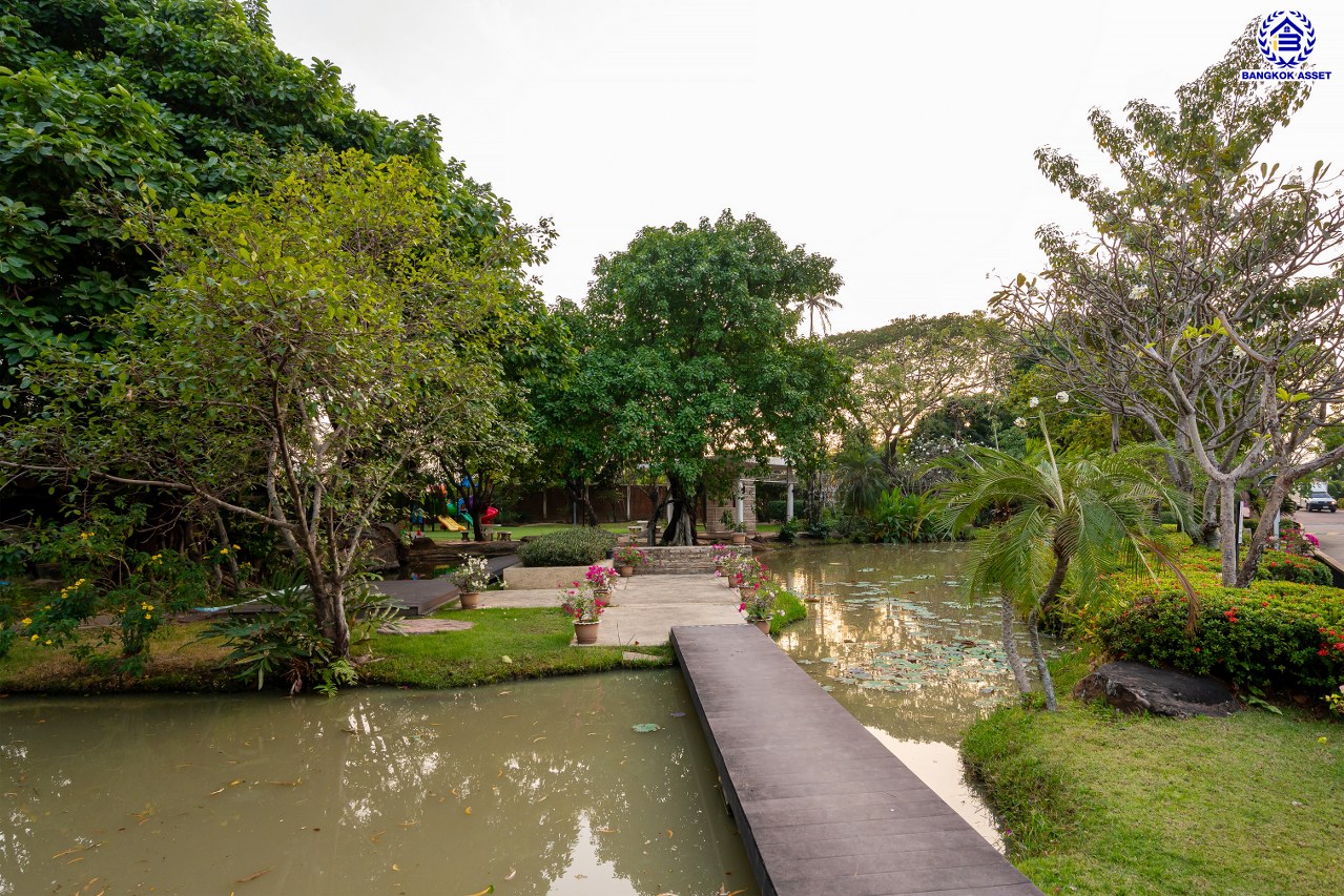 บ้านมือสองตกแต่งใหม่ โครงการ บางกอก บูเลอวาร์ด สาทร-ปิ่นเกล้า จาก SC ASSET เนื้อที่ 72.7 ตร.ว. บนพื้นที่ใช้สอยกว่า 330.08 ตร.ม. ฟังก์ชัน 4 ห้องนอน 4 ห้องน้ำ จอดรถได้ 3 คัน บนทำเลใจกลางราชพฤกษ์ ใกล้ห้างเซ็นทรัล เวสต์วิลล์, ทางพิเศษประจิมรัถยา พร้อมเชื่อมสู่สาทร-ปิ่นเกล้า ได้อย่างรวดเร็ว