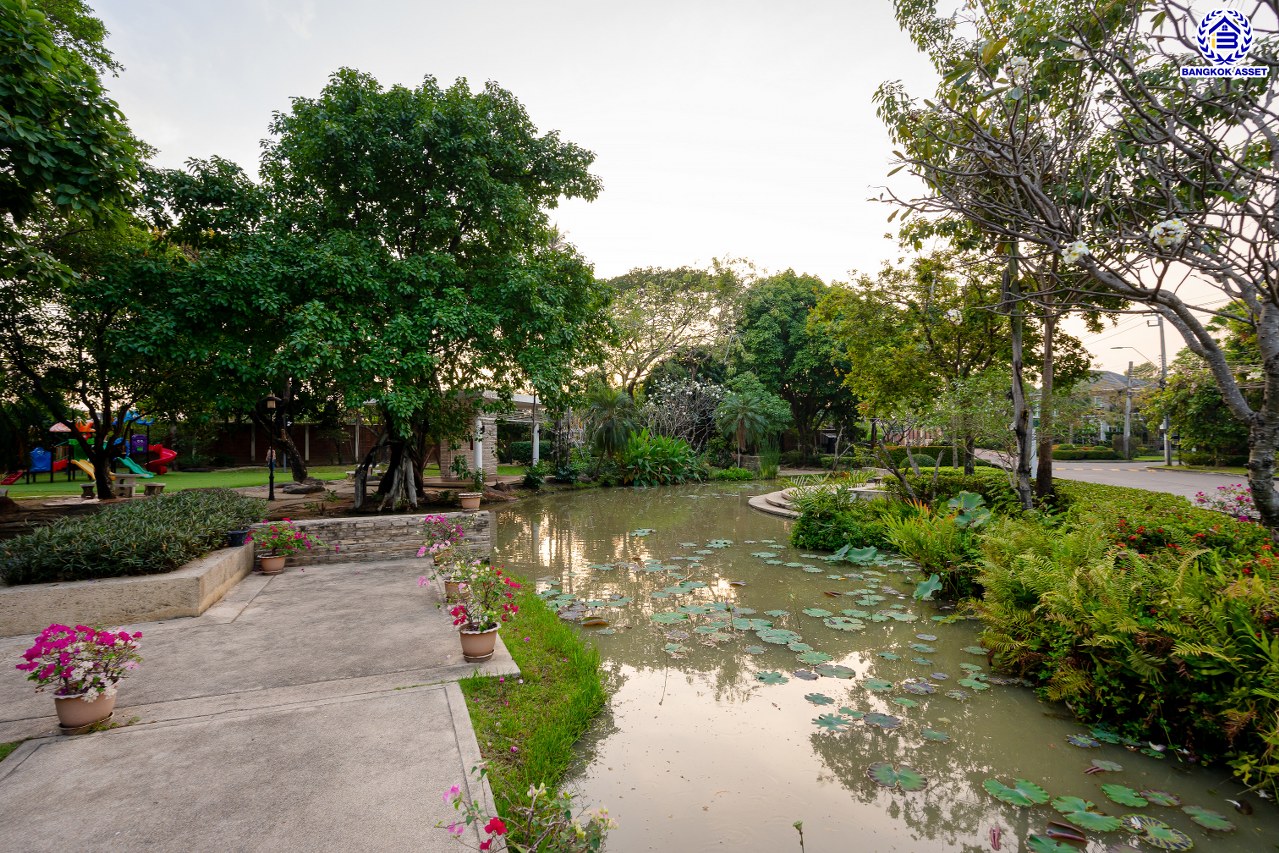 บ้านมือสองตกแต่งใหม่ โครงการ บางกอก บูเลอวาร์ด สาทร-ปิ่นเกล้า จาก SC ASSET เนื้อที่ 72.7 ตร.ว. บนพื้นที่ใช้สอยกว่า 330.08 ตร.ม. ฟังก์ชัน 4 ห้องนอน 4 ห้องน้ำ จอดรถได้ 3 คัน บนทำเลใจกลางราชพฤกษ์ ใกล้ห้างเซ็นทรัล เวสต์วิลล์, ทางพิเศษประจิมรัถยา พร้อมเชื่อมสู่สาทร-ปิ่นเกล้า ได้อย่างรวดเร็ว