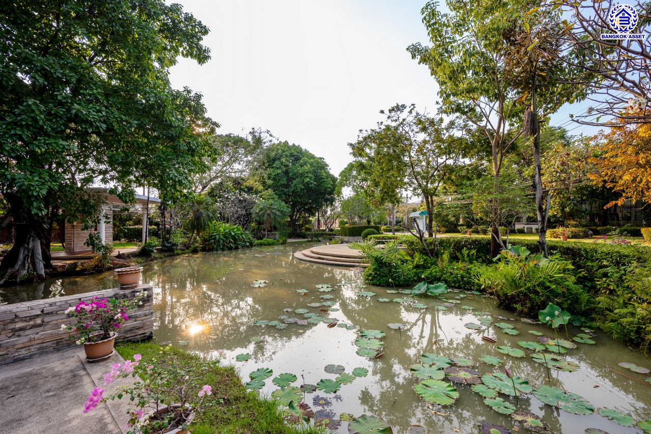 บ้านมือสองตกแต่งใหม่ โครงการ บางกอก บูเลอวาร์ด สาทร-ปิ่นเกล้า จาก SC ASSET เนื้อที่ 72.7 ตร.ว. บนพื้นที่ใช้สอยกว่า 330.08 ตร.ม. ฟังก์ชัน 4 ห้องนอน 4 ห้องน้ำ จอดรถได้ 3 คัน บนทำเลใจกลางราชพฤกษ์ ใกล้ห้างเซ็นทรัล เวสต์วิลล์, ทางพิเศษประจิมรัถยา พร้อมเชื่อมสู่สาทร-ปิ่นเกล้า ได้อย่างรวดเร็ว