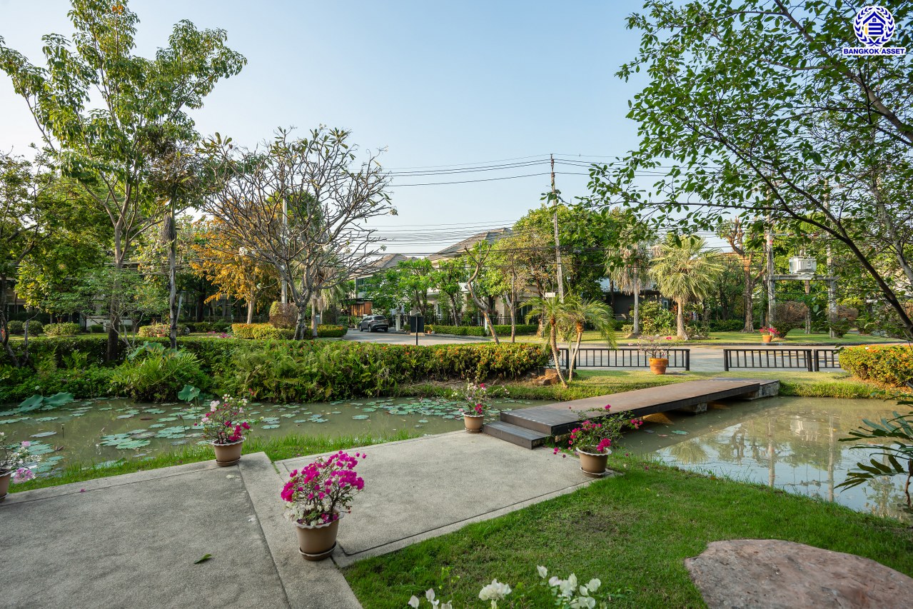 บ้านมือสองตกแต่งใหม่ โครงการ บางกอก บูเลอวาร์ด สาทร-ปิ่นเกล้า จาก SC ASSET เนื้อที่ 72.7 ตร.ว. บนพื้นที่ใช้สอยกว่า 330.08 ตร.ม. ฟังก์ชัน 4 ห้องนอน 4 ห้องน้ำ จอดรถได้ 3 คัน บนทำเลใจกลางราชพฤกษ์ ใกล้ห้างเซ็นทรัล เวสต์วิลล์, ทางพิเศษประจิมรัถยา พร้อมเชื่อมสู่สาทร-ปิ่นเกล้า ได้อย่างรวดเร็ว