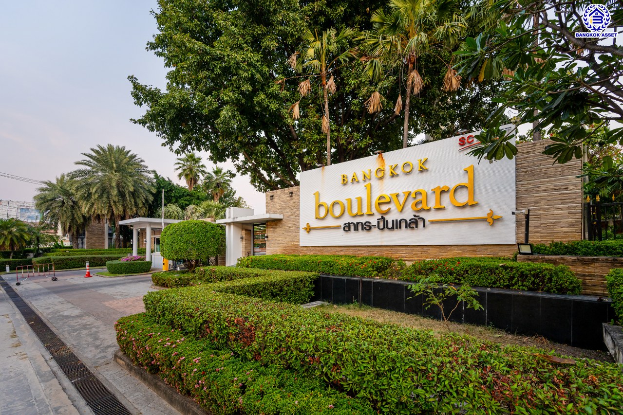 บ้านมือสองตกแต่งใหม่ โครงการ บางกอก บูเลอวาร์ด สาทร-ปิ่นเกล้า จาก SC ASSET เนื้อที่ 72.7 ตร.ว. บนพื้นที่ใช้สอยกว่า 330.08 ตร.ม. ฟังก์ชัน 4 ห้องนอน 4 ห้องน้ำ จอดรถได้ 3 คัน บนทำเลใจกลางราชพฤกษ์ ใกล้ห้างเซ็นทรัล เวสต์วิลล์, ทางพิเศษประจิมรัถยา พร้อมเชื่อมสู่สาทร-ปิ่นเกล้า ได้อย่างรวดเร็ว