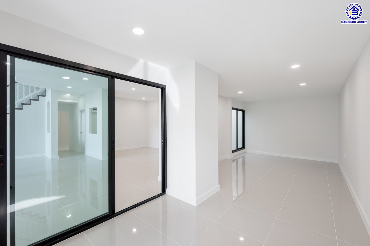 บ้านมือสองตกแต่งใหม่ โครงการ นันทวัน วงแหวน-ปิ่นเกล้า เนื้อที่ 70.20 ตร.ว. พื้นที่ใช้สอย 245.67 ตร.ม. ฟังก์ชัน 4 ห้องนอน 2 ห้องน้ำ จอดรถได้ 3 คัน บนทำเลเดินทางสะดวก ติดถนนกาญจนาภิเษก เชื่อมต่อถนนเพชรเกษม, ถนนบรมราชชนนี ใกล้ทางด่วน "กาญจนาภิเษก" ใกล้รถไฟฟ้าสีน้ำเงิน "สถานีหลักสอง" และเดอะมอลล์บางแค...