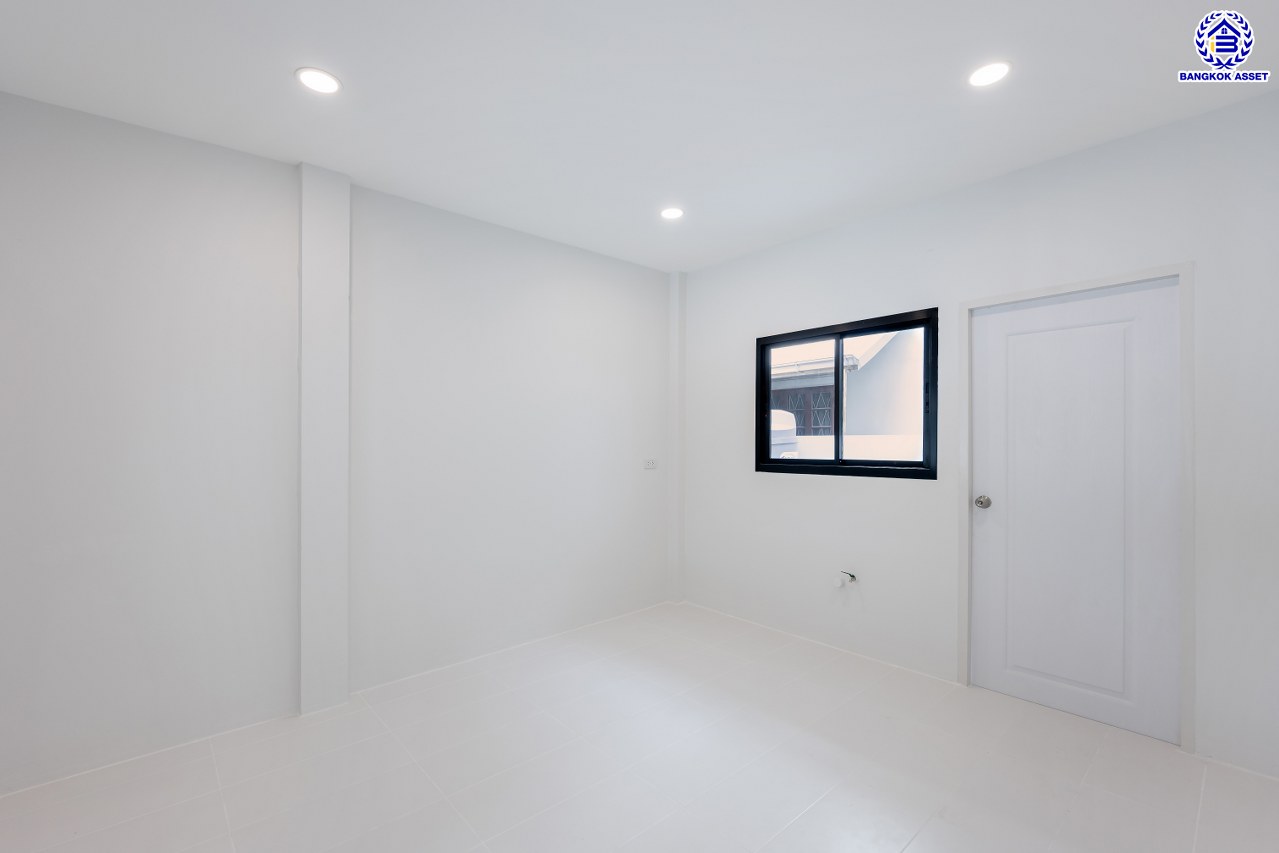 บ้านมือสองตกแต่งใหม่ โครงการ นันทวัน วงแหวน-ปิ่นเกล้า เนื้อที่ 70.20 ตร.ว. พื้นที่ใช้สอย 245.67 ตร.ม. ฟังก์ชัน 4 ห้องนอน 2 ห้องน้ำ จอดรถได้ 3 คัน บนทำเลเดินทางสะดวก ติดถนนกาญจนาภิเษก เชื่อมต่อถนนเพชรเกษม, ถนนบรมราชชนนี ใกล้ทางด่วน "กาญจนาภิเษก" ใกล้รถไฟฟ้าสีน้ำเงิน "สถานีหลักสอง" และเดอะมอลล์บางแค...