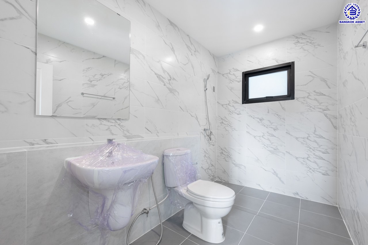 บ้านมือสองตกแต่งใหม่ โครงการ นันทวัน วงแหวน-ปิ่นเกล้า เนื้อที่ 70.20 ตร.ว. พื้นที่ใช้สอย 245.67 ตร.ม. ฟังก์ชัน 4 ห้องนอน 2 ห้องน้ำ จอดรถได้ 3 คัน บนทำเลเดินทางสะดวก ติดถนนกาญจนาภิเษก เชื่อมต่อถนนเพชรเกษม, ถนนบรมราชชนนี ใกล้ทางด่วน "กาญจนาภิเษก" ใกล้รถไฟฟ้าสีน้ำเงิน "สถานีหลักสอง" และเดอะมอลล์บางแค...