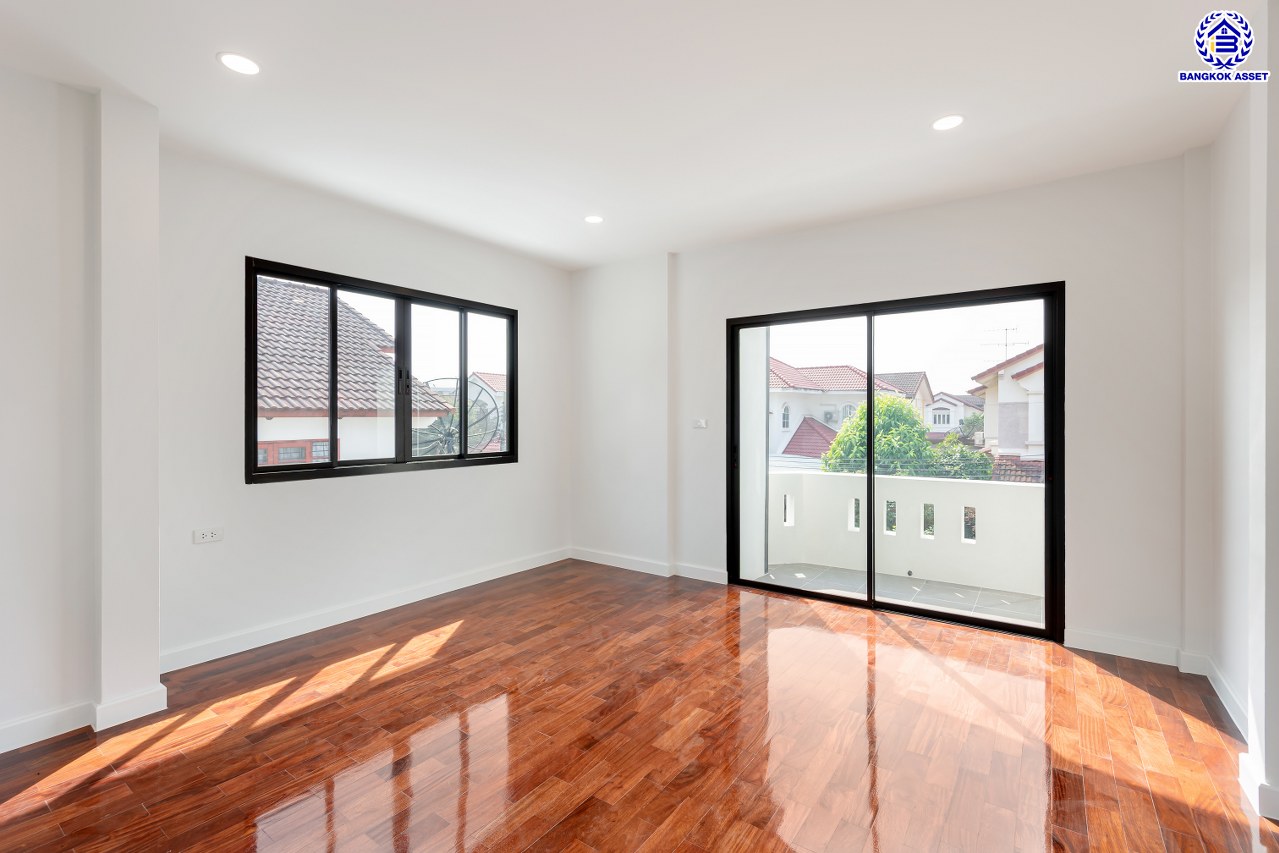 บ้านมือสองตกแต่งใหม่ โครงการ นันทวัน วงแหวน-ปิ่นเกล้า เนื้อที่ 70.20 ตร.ว. พื้นที่ใช้สอย 245.67 ตร.ม. ฟังก์ชัน 4 ห้องนอน 2 ห้องน้ำ จอดรถได้ 3 คัน บนทำเลเดินทางสะดวก ติดถนนกาญจนาภิเษก เชื่อมต่อถนนเพชรเกษม, ถนนบรมราชชนนี ใกล้ทางด่วน "กาญจนาภิเษก" ใกล้รถไฟฟ้าสีน้ำเงิน "สถานีหลักสอง" และเดอะมอลล์บางแค...