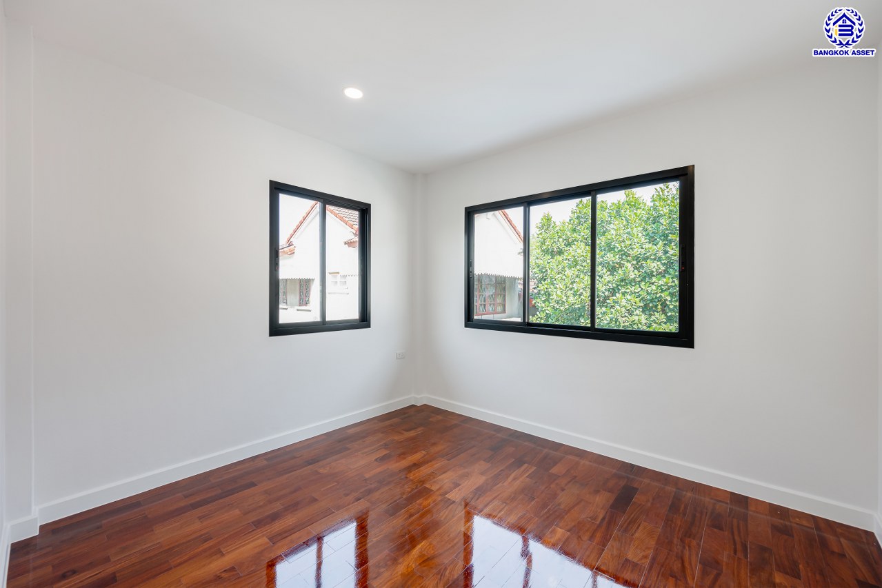 บ้านมือสองตกแต่งใหม่ โครงการ นันทวัน วงแหวน-ปิ่นเกล้า เนื้อที่ 70.20 ตร.ว. พื้นที่ใช้สอย 245.67 ตร.ม. ฟังก์ชัน 4 ห้องนอน 2 ห้องน้ำ จอดรถได้ 3 คัน บนทำเลเดินทางสะดวก ติดถนนกาญจนาภิเษก เชื่อมต่อถนนเพชรเกษม, ถนนบรมราชชนนี ใกล้ทางด่วน "กาญจนาภิเษก" ใกล้รถไฟฟ้าสีน้ำเงิน "สถานีหลักสอง" และเดอะมอลล์บางแค...