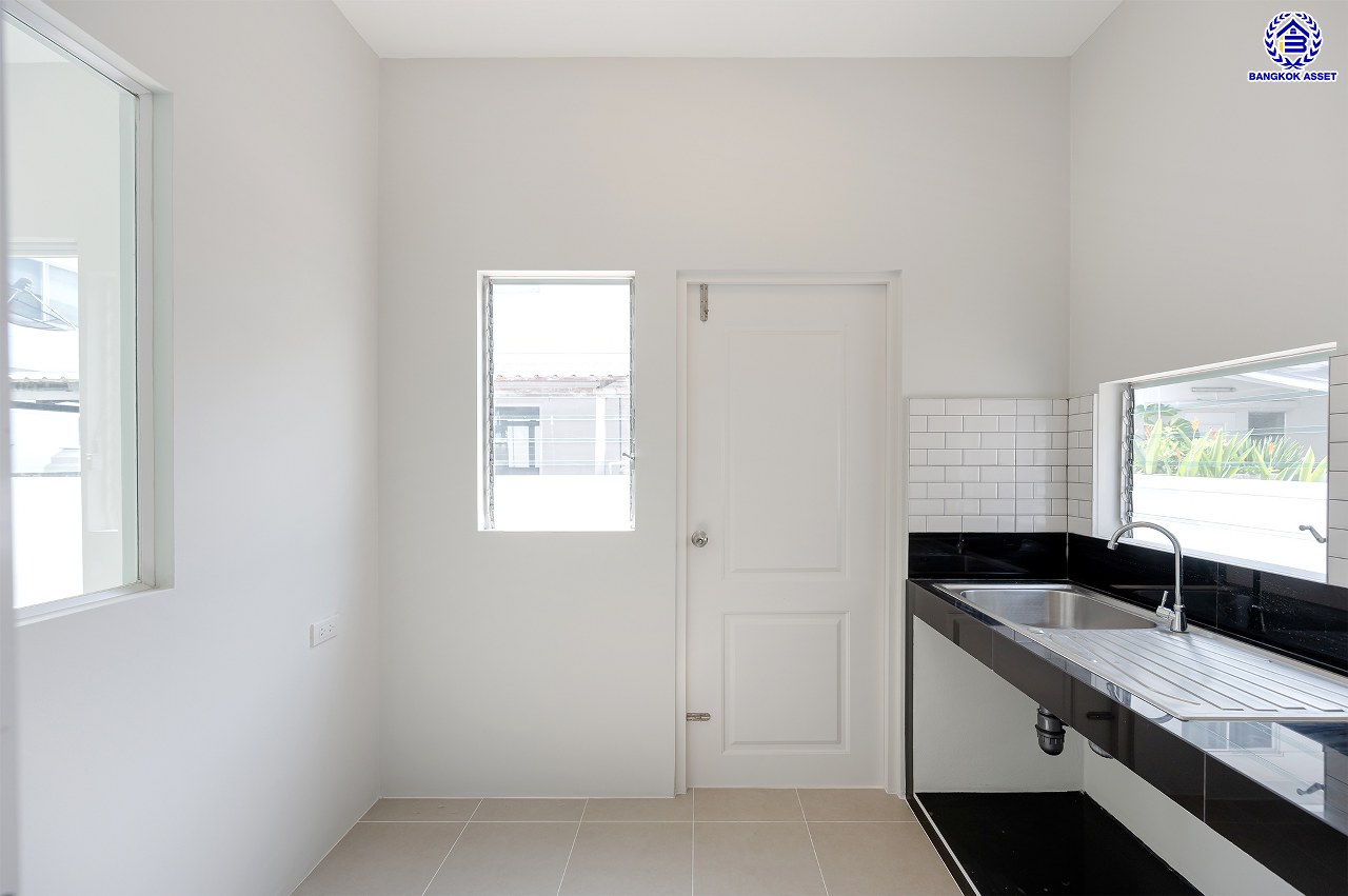 บ้านมือสองตกแต่งใหม่ สังคมคุณภาพแบรนด์ LH โครงการ อินนิซิโอ ปิ่นเกล้า-วงแหวน เนื้อที่ 50.2 ตร.ว. พื้นที่ใช้สอย 135.52 ตร.ม. ฟังก์ชัน 3 ห้องนอน 2 ห้องน้ำ 1 ที่จอดรถ บนทำเลเดินทางสะดวก เชื่อมต่อทั้งปิ่นเกล้า-ศาลายา ใกล้เซ็นทรัลเวสต์เกต รถไฟฟ้าสายสีม่วง "สถานีตลาดบางใหญ่" และทางด่วน "กาญจนาภิเษก"