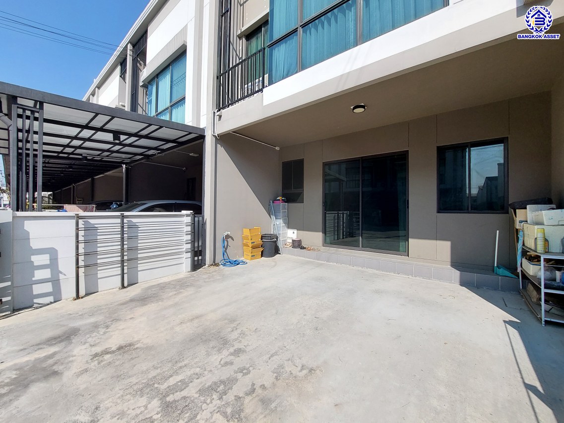 *****ทาวน์เฮ้าส์มือสอง โครงการ แกรนด์ พลีโน่ ราชพฤกษ์ เนื้อที่กว้าง 17.90 ตร.ว. พื้นที่ใช้สอย 105.42 ตร.ม. ฟังก์ชัน 2 ห้องนอน 3 ห้องน้ำ 2 ที่จอดรถ แถมฟรี! เครื่องปรับอากาศ, เครื่องทำน้ำอุ่น, เครื่องดูดควัน,  ปั๊มน้ำ+แทงค์น้ำ บ้านสภาพดีเยี่ยม บนทำเลเดินทางสะดวก เชื่อมต่อถนนราชพฤกษ์ กาญจานาภิเษก ถนนราชพฤกษ์ ใกล้รถไฟฟ้าสายสีม่วง "สถานีบางรักน้อยท่าอิฐ" และจุดขึ้นทางด่วน "ศรีรัช"