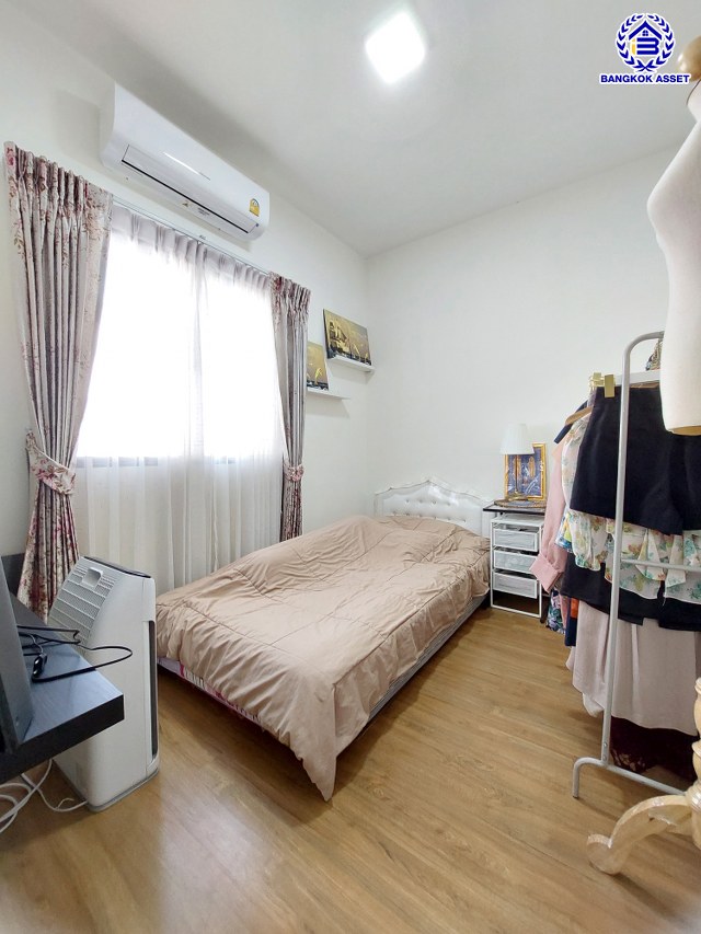 *****ทาวน์เฮ้าส์มือสอง โครงการ แกรนด์ พลีโน่ ราชพฤกษ์ เนื้อที่กว้าง 17.90 ตร.ว. พื้นที่ใช้สอย 105.42 ตร.ม. ฟังก์ชัน 2 ห้องนอน 3 ห้องน้ำ 2 ที่จอดรถ แถมฟรี! เครื่องปรับอากาศ, เครื่องทำน้ำอุ่น, เครื่องดูดควัน,  ปั๊มน้ำ+แทงค์น้ำ บ้านสภาพดีเยี่ยม บนทำเลเดินทางสะดวก เชื่อมต่อถนนราชพฤกษ์ กาญจานาภิเษก ถนนราชพฤกษ์ ใกล้รถไฟฟ้าสายสีม่วง "สถานีบางรักน้อยท่าอิฐ" และจุดขึ้นทางด่วน "ศรีรัช"