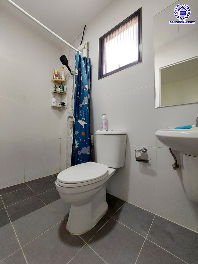 *****ทาวน์เฮ้าส์มือสอง โครงการ แกรนด์ พลีโน่ ราชพฤกษ์ เนื้อที่กว้าง 17.90 ตร.ว. พื้นที่ใช้สอย 105.42 ตร.ม. ฟังก์ชัน 2 ห้องนอน 3 ห้องน้ำ 2 ที่จอดรถ แถมฟรี! เครื่องปรับอากาศ, เครื่องทำน้ำอุ่น, เครื่องดูดควัน,  ปั๊มน้ำ+แทงค์น้ำ บ้านสภาพดีเยี่ยม บนทำเลเดินทางสะดวก เชื่อมต่อถนนราชพฤกษ์ กาญจานาภิเษก ถนนราชพฤกษ์ ใกล้รถไฟฟ้าสายสีม่วง "สถานีบางรักน้อยท่าอิฐ" และจุดขึ้นทางด่วน "ศรีรัช"