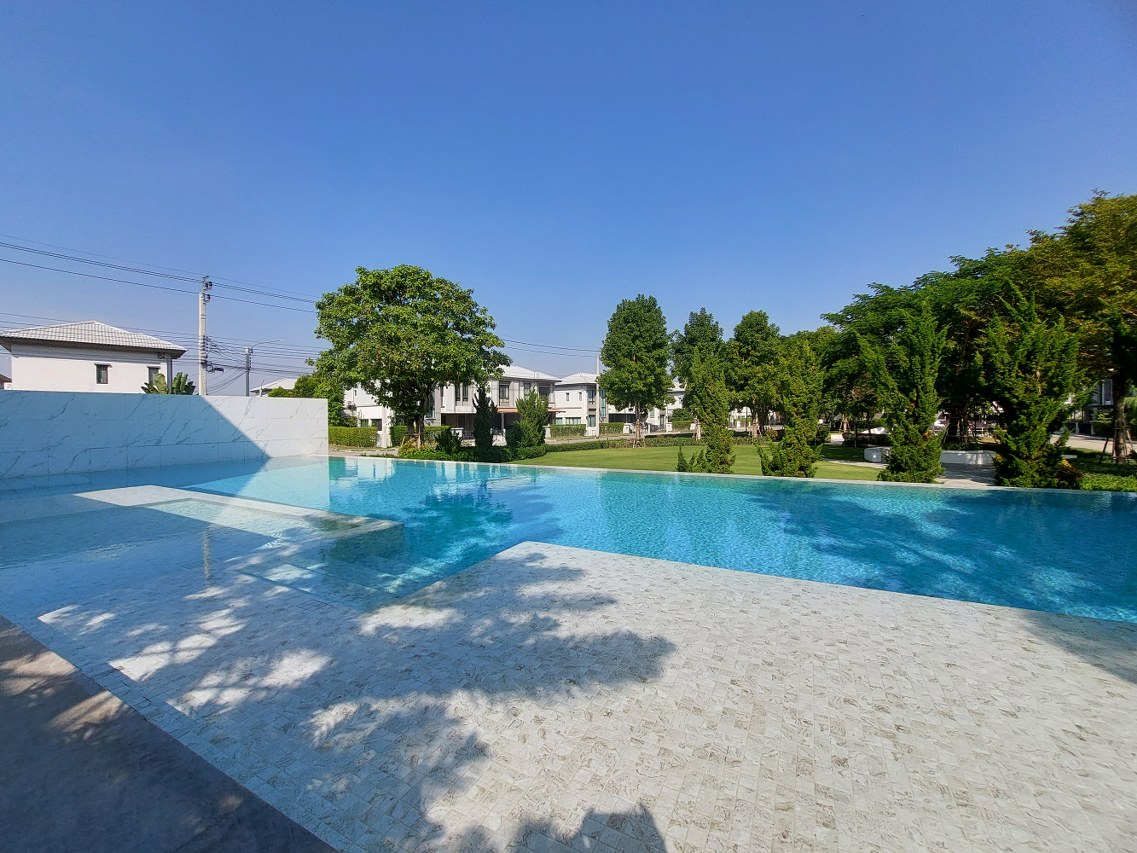 *****ทาวน์เฮ้าส์มือสอง โครงการ แกรนด์ พลีโน่ ราชพฤกษ์ เนื้อที่กว้าง 17.90 ตร.ว. พื้นที่ใช้สอย 105.42 ตร.ม. ฟังก์ชัน 2 ห้องนอน 3 ห้องน้ำ 2 ที่จอดรถ แถมฟรี! เครื่องปรับอากาศ, เครื่องทำน้ำอุ่น, เครื่องดูดควัน,  ปั๊มน้ำ+แทงค์น้ำ บ้านสภาพดีเยี่ยม บนทำเลเดินทางสะดวก เชื่อมต่อถนนราชพฤกษ์ กาญจานาภิเษก ถนนราชพฤกษ์ ใกล้รถไฟฟ้าสายสีม่วง "สถานีบางรักน้อยท่าอิฐ" และจุดขึ้นทางด่วน "ศรีรัช"