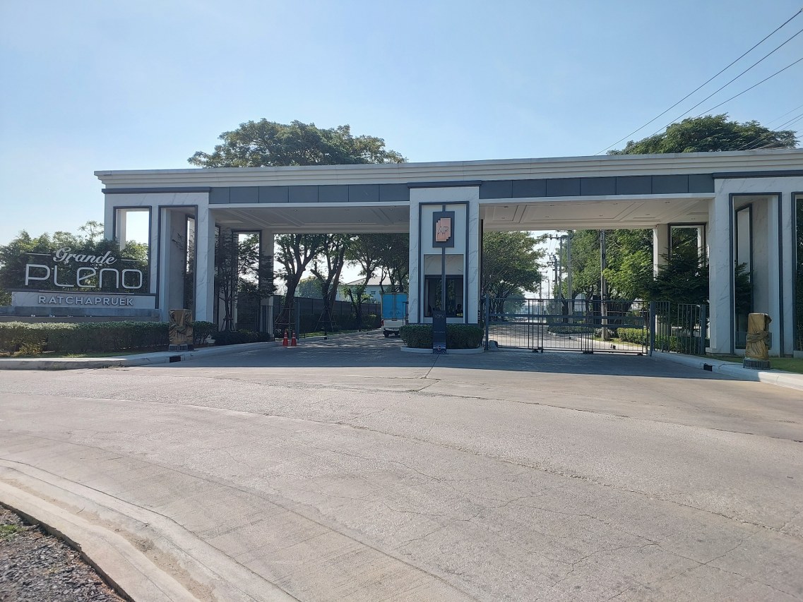 *****ทาวน์เฮ้าส์มือสอง โครงการ แกรนด์ พลีโน่ ราชพฤกษ์ เนื้อที่กว้าง 17.90 ตร.ว. พื้นที่ใช้สอย 105.42 ตร.ม. ฟังก์ชัน 2 ห้องนอน 3 ห้องน้ำ 2 ที่จอดรถ แถมฟรี! เครื่องปรับอากาศ, เครื่องทำน้ำอุ่น, เครื่องดูดควัน,  ปั๊มน้ำ+แทงค์น้ำ บ้านสภาพดีเยี่ยม บนทำเลเดินทางสะดวก เชื่อมต่อถนนราชพฤกษ์ กาญจานาภิเษก ถนนราชพฤกษ์ ใกล้รถไฟฟ้าสายสีม่วง "สถานีบางรักน้อยท่าอิฐ" และจุดขึ้นทางด่วน "ศรีรัช"