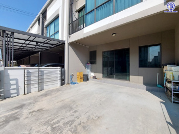 *****ทาวน์เฮ้าส์มือสอง โครงการ แกรนด์ พลีโน่ ราชพฤกษ์ เนื้อที่กว้าง 17.90 ตร.ว. พื้นที่ใช้สอย 105.42 ตร.ม. ฟังก์ชัน 2 ห้องนอน 3 ห้องน้ำ 2 ที่จอดรถ แถมฟรี! เครื่องปรับอากาศ, เครื่องทำน้ำอุ่น, เครื่องดูดควัน,  ปั๊มน้ำ+แทงค์น้ำ บ้านสภาพดีเยี่ยม บนทำเลเดินทางสะดวก เชื่อมต่อถนนราชพฤกษ์ กาญจานาภิเษก ถนนราชพฤกษ์ ใกล้รถไฟฟ้าสายสีม่วง "สถานีบางรักน้อยท่าอิฐ" และจุดขึ้นทางด่วน "ศรีรัช"