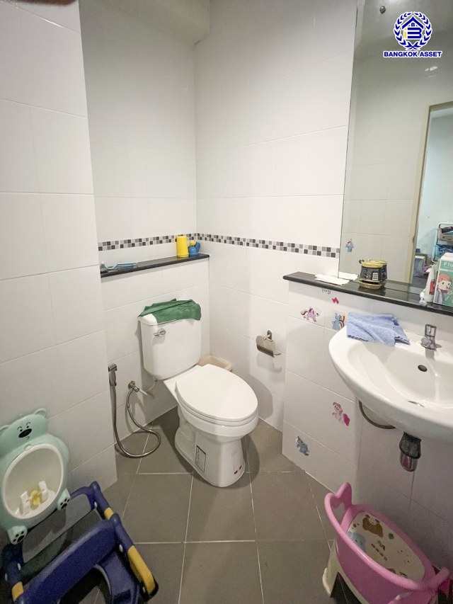 *****ทาวน์โฮม 3 ชั้นมือสอง โครงการ เดอะเมทโทร รัตนาธิเบศร์ เนื้อที่กว้าง 18.70 ตร.ว. พื้นที่ใช้สอย 148 ตร.ม. ฟังก์ชัน 3 ห้องนอน 3 ห้องน้ำ 2 ที่จอดรถ บนทำเลเดินทางสะดวก เชื่อมต่อถนนรัตนาธิเบศร์ ถนนราชพฤกษ์ ใกล้รถไฟฟ้าสายสีม่วง "สถานีไทรม้า" และใกล้เซ็นทรัลเวสต์เกต