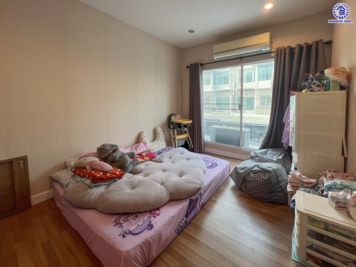 *****ทาวน์โฮม 3 ชั้นมือสอง โครงการ เดอะเมทโทร รัตนาธิเบศร์ เนื้อที่กว้าง 18.70 ตร.ว. พื้นที่ใช้สอย 148 ตร.ม. ฟังก์ชัน 3 ห้องนอน 3 ห้องน้ำ 2 ที่จอดรถ บนทำเลเดินทางสะดวก เชื่อมต่อถนนรัตนาธิเบศร์ ถนนราชพฤกษ์ ใกล้รถไฟฟ้าสายสีม่วง "สถานีไทรม้า" และใกล้เซ็นทรัลเวสต์เกต