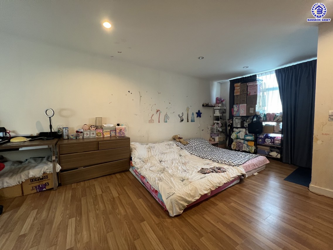 *****ทาวน์โฮม 3 ชั้นมือสอง โครงการ เดอะเมทโทร รัตนาธิเบศร์ เนื้อที่กว้าง 18.70 ตร.ว. พื้นที่ใช้สอย 148 ตร.ม. ฟังก์ชัน 3 ห้องนอน 3 ห้องน้ำ 2 ที่จอดรถ บนทำเลเดินทางสะดวก เชื่อมต่อถนนรัตนาธิเบศร์ ถนนราชพฤกษ์ ใกล้รถไฟฟ้าสายสีม่วง "สถานีไทรม้า" และใกล้เซ็นทรัลเวสต์เกต